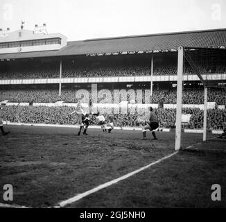 JIMMY GREAVES EN ACTION - EVERTON FOOTBALL CLUB V TOTTENHAM HOTSPUR SPIRES - ; 19 DÉCEMBRE 1964 Banque D'Images