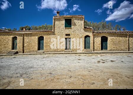 Maison traditionnelle dans la campagne de Sicile ancienne ferme en pierre d'Alzacuda zone équipée à Mazzarino (Caltanissetta) Banque D'Images