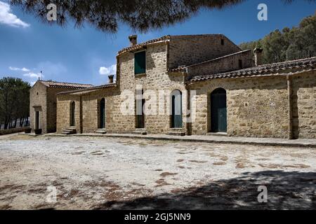 Maison traditionnelle dans la campagne de Sicile ancienne ferme en pierre d'Alzacuda zone équipée à Mazzarino (Caltanissetta) Banque D'Images