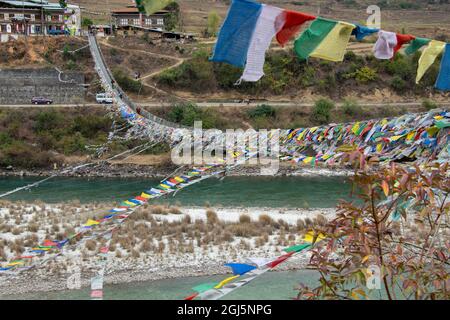 Bhoutan, Punakha. Pont suspendu de Punakha, drapé dans des drapeaux de prière, enjambant le Tsang Chhu, aka po Chhu. Pont suspendu le plus long du Bhoutan. ( Banque D'Images