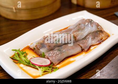 Une assiette de délicieux thé cantonais dim sum, petits pains de riz au bœuf vapeur Banque D'Images