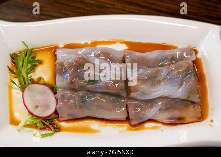 Une assiette de délicieux thé cantonais dim sum, petits pains de riz au bœuf vapeur Banque D'Images
