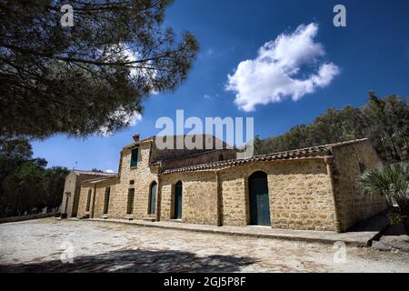 Maison traditionnelle dans la campagne de Sicile ancienne ferme en pierre d'Alzacuda zone équipée à Mazzarino (Caltanissetta) Banque D'Images