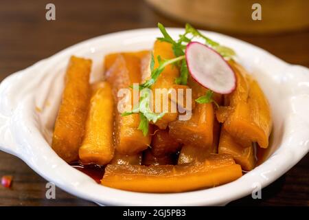 Un plat froid appétissant, radis marinés dans la sauce Banque D'Images