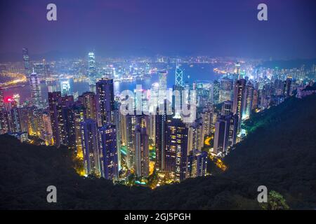 Chine, Hong Kong. Vue d'ensemble de la ville la nuit. Banque D'Images