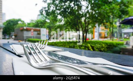 Fourche et couteau près de la terrasse du restaurant un jour ensoleillé après la réouverture du restaurant après la vague de covid, Shanghai, Chine. Photo de haute qualité Banque D'Images