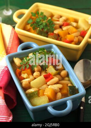 Légumineuses à mâche (haricots et pois chiches) avec légumes. Banque D'Images