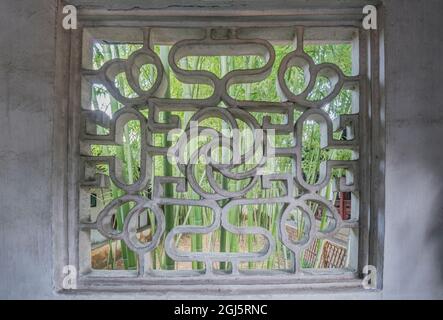 Chine, Jiangsu, Suzhou. Jardin de la forêt de lions, fenêtre sur le jardin. Banque D'Images