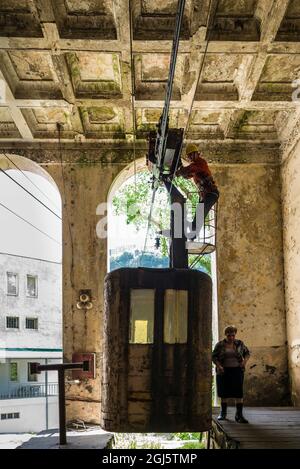 Géorgie, Chiatura. Les téléphériques et réparateurs de la ville minière. Banque D'Images