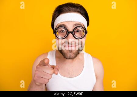 Portrait d'attrayant gai drôle gars nerd sportif pointant vers vous isolé sur fond jaune vif Banque D'Images