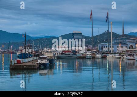 Géorgie, Batumi. Port de Batumi, yacht dans le port. Banque D'Images