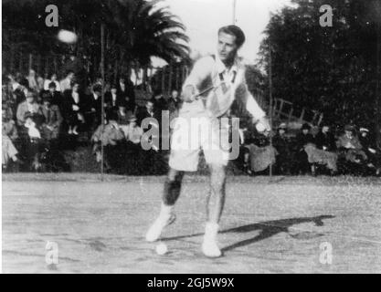 HW Bunny Austin de Grande-Bretagne en action dans les doubles du Sud de la France Championnat de tennis à Nice 1938 Banque D'Images