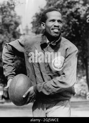 Emmanuel McDonald Bailey est sur le point de devenir un professionnel de la Ligue de rugby avec le club de football de la Ligue de rugby Leigh Lancashire 1953 Banque D'Images