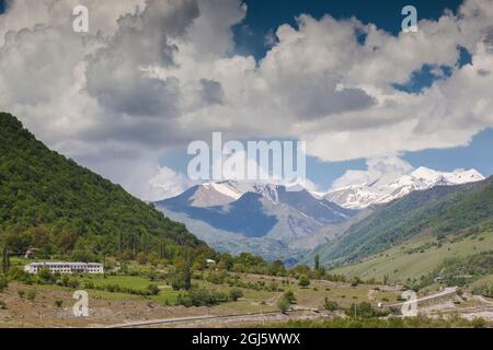 Géorgie, route militaire géorgienne, Pasanauri. Vue sur la rivière Aragvi. Banque D'Images