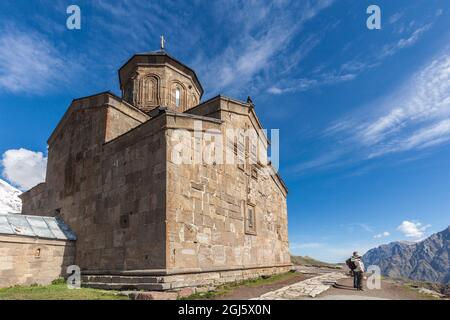 Géorgie, route militaire géorgienne, Kazbegi-Stepantsminda. Église de la Trinité de Gergeti. Banque D'Images