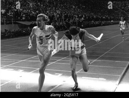 Athènes : Conseil Lilian de Grande-Bretagne , vu gagner le relais féminin de 4 x 400 mètres dans les Championnats européens d'athlétisme . Son temps de 3mins , 30.8 secondes était un record du monde . En deuxième place est Colette Besson de France qui a pointé la même fois . L'Allemagne de l'Ouest était troisième . 21 septembre 1969 Banque D'Images