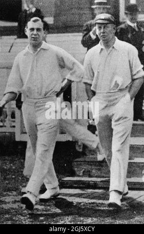 D . W . Carr ( à droite ) le papillon googlie qui va sur le terrain dans le match : Messieurs v joueurs . Juillet 1909 Banque D'Images