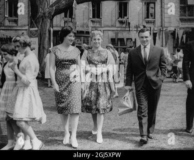 Marjorie Thomson , à gauche qui est vice-étudiante senior au Dartford Physical Training College , escorte Dave Charnley , le célèbre boxeur , et sa femme autour des stands du College fete en aide au fonds d'appel des réfugiés . 9 mai 1960 Banque D'Images