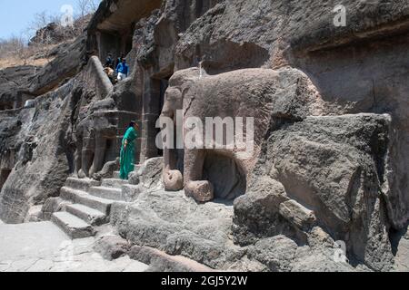 Inde, Maharashtra, Ajanta, les grottes d'Ajanta. Des grottes ont été creusées de 200 avant JC à 650 après J.-C. dans des temples et des monastères bouddhistes. Sculptures d'éléphant en pierre. ONU Banque D'Images