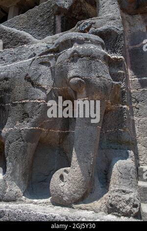 Inde, Maharashtra, Ajanta, les grottes d'Ajanta. Des grottes ont été creusées de 200 avant JC à 650 après J.-C. dans des temples et des monastères bouddhistes. Sculptures d'éléphant en pierre. ONU Banque D'Images