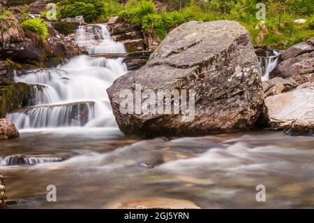 Belle vue sur Tvinnefossen en Norvège. Attraction touristique de la cascade. Banque D'Images