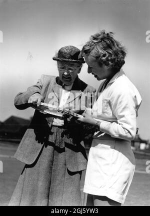 Maureen Connolly : 1934-1969 , joueuse américaine de tennis , Little Mo , comme elle le sait , a parlé à Mme C Sterry, âgée de 81 ans, une ancienne championne de Wimbledon de 1895 1897 et 1898 aux courts de Surbiton où elle pratiquait le 21 mai 1952 Banque D'Images