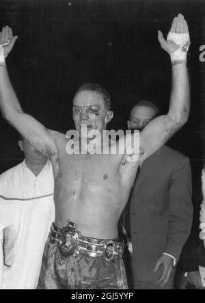 Bras levés en triomphe , le nouveau champion de poids lourds britannique et Empire Henry Cooper porte fièrement sa ceinture Lonsdale après avoir remporté les titres de Brian London , sur les points de leur combat à Earls court , Londres . 12 janvier 1959 Banque D'Images