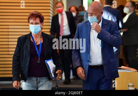 Erfurt, Allemagne. 09e septembre 2021. Thomas Kemmerich, député du FDP et ancien Premier ministre de Thuringe, et Ute Bergner, membre du Parlement d'État, arrivent à la salle plénière du Parlement d'État de Thuringe pour la session spéciale du Parlement d'État sur le statut de groupe du FDP. Ute Bergner, une députée qui a démissionné du FDP, a également déclaré sa démission du groupe parlementaire d'État du FDP. Avec maintenant seulement quatre députés, le FDP ne peut plus former un groupe parlementaire et cherche donc à obtenir le statut de groupe. Credit: Martin Schutt/dpa-Zentralbild/dpa/Alay Live News Banque D'Images