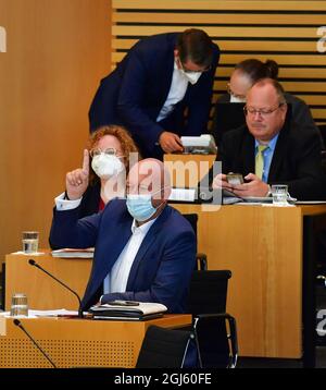 Erfurt, Allemagne. 09e septembre 2021. Thomas Kemmerich, député du FDP et ancien Premier ministre de Thuringe, s'exprime lors de la session spéciale du Parlement de l'État sur le statut de groupe du FDP dans la salle plénière du Parlement de l'État de Thuringe. Ute Bergner, une députée qui a démissionné du FDP, a également déclaré sa démission du groupe parlementaire d'État du FDP. Avec maintenant seulement quatre députés, le FDP ne peut plus former un groupe parlementaire et cherche donc à obtenir le statut de groupe. Credit: Martin Schutt/dpa-Zentralbild/dpa/Alay Live News Banque D'Images