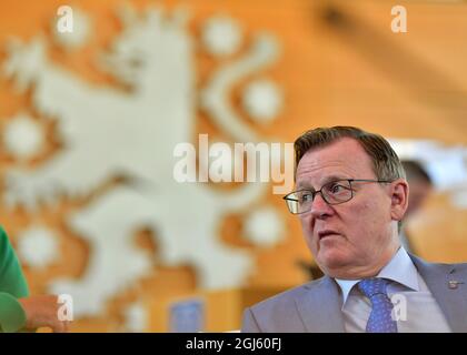 Erfurt, Allemagne. 09e septembre 2021. Bodo Ramelow (Die Linke), Premier ministre de Thuringe, siège dans la salle plénière du Parlement de l'État de Thuringe avant le début de la session spéciale du Parlement de l'État sur le statut de groupe du FDP. Ute Bergner, une députée qui a quitté le FDP, a également déclaré qu'elle quittait le groupe parlementaire de l'État du FDP. Avec maintenant seulement quatre députés, le FDP ne peut plus former un groupe parlementaire et cherche donc le statut de groupe. Credit: Martin Schutt/dpa-Zentralbild/dpa/Alay Live News Banque D'Images