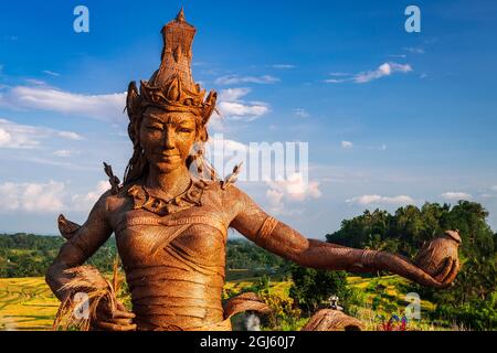 Statue de Dewi Sri (déesse de riz) à base de riz séché, Jatiluwih Terrace (site classé au patrimoine mondial de l'UNESCO), Bali, Indonésie Banque D'Images