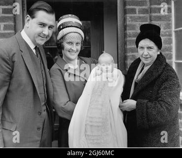 Troisième enfant de Colin Cowdrey une fille Carolyn Susan dans des robes de baptême détenues par la mère Penny Chiesman (avec une personne inconnue) 1962 Banque D'Images