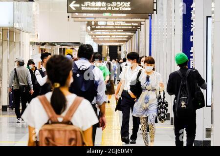 Tokyo, Japon. 06e septembre 2021. Les piétons portant des masques faciaux comme mesure préventive contre la propagation de la promenade Covid-19 à travers la gare de Tokyo. Crédit : SOPA Images Limited/Alamy Live News Banque D'Images