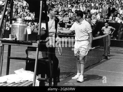 Gottfried von Cramm secoue les mains avec J Drobny (à droite) après leur match aux championnats de tennis de Wimbledon 25 juin 1951 Banque D'Images