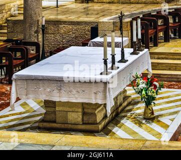 Israël, Nazareth. Basilique de l'Annonciation, autel principal de l'église inférieure devant la grotte où Marie vivait. Banque D'Images