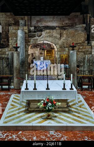 Israël, Nazareth. Basilique de l'Annonciation, autel principal de l'église inférieure devant la grotte où Marie vivait. Banque D'Images