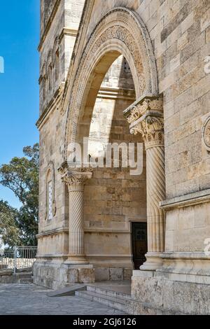 Israël, Galilée. Le Mont Tabor et l'église de la Transfiguration. Banque D'Images