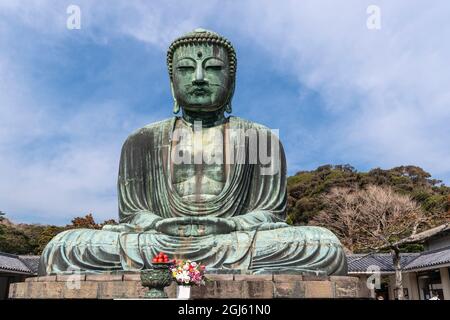 Le Grand Bouddha, Daibutsu, offre devant, ciel bleu au-dessus à Kamakura, Japon Banque D'Images