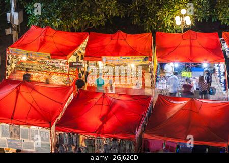 Laos, Vientiane. Marché nocturne du Mékong au crépuscule. Banque D'Images