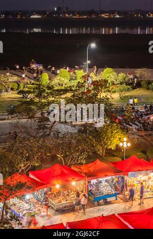 Laos, Vientiane. Marché nocturne du Mékong au crépuscule. Banque D'Images