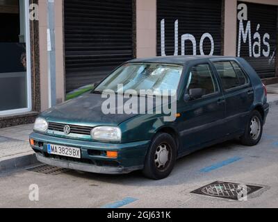 Abandonné 1996 Golf Volkswagen Mk3 garés à Malaga, Andalousie, Espagne. Banque D'Images