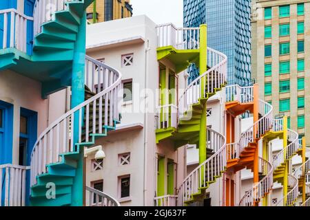 Escaliers en spirale colorés à Bugis Village, Singapour. Banque D'Images