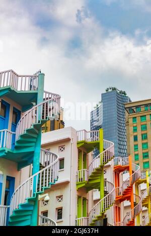 Escaliers en spirale colorés à Bugis Village, Singapour. Banque D'Images