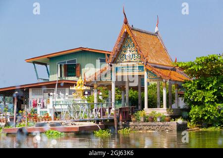 Thaïlande, province de Samut Songkhram, district d'Amphawa. Petit temple près du marché flottant d'Amphawa sur la rivière Mae Klong. Banque D'Images