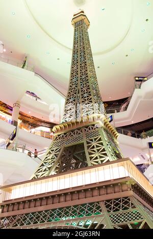 Thaïlande, Bangkok, centre commercial terminal 21. Modèle décoratif de la Tour Eiffel. (Usage éditorial uniquement) Banque D'Images