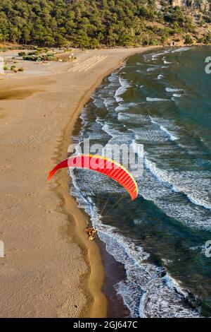 Pilote paramoteur survolant la plage d'Iztuzu, Dalyan, Mugla, Turquie. (M.) Banque D'Images