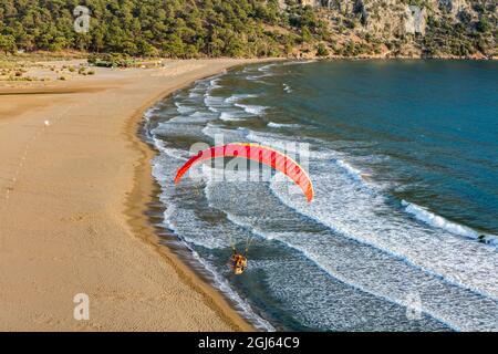 Pilote de paramoteur survolant la plage d'Iztuzu. Dalyan, Mugla, Turquie. (M.) Banque D'Images