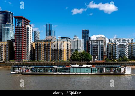 Un bateau London River Cruise Boat passe à Canary Wharf, Londres, Royaume-Uni. Banque D'Images