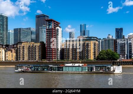 Un bateau London River Cruise Boat passe à Canary Wharf, Londres, Royaume-Uni. Banque D'Images