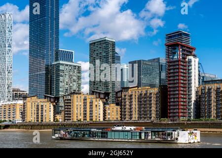 Un bateau London River Cruise Boat passe à Canary Wharf, Londres, Royaume-Uni. Banque D'Images